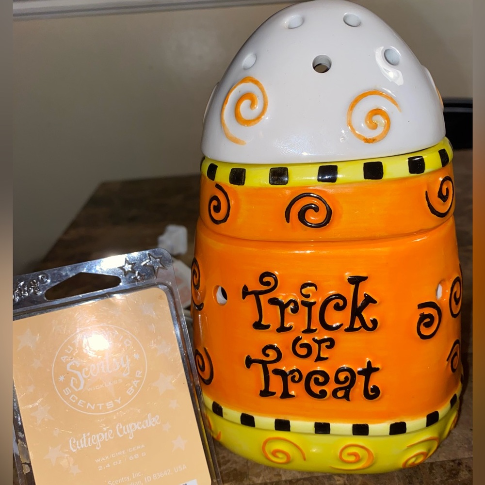 Scentsy Halloween Orange and White Warmer